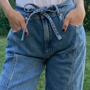 Sjukt coola jeans - Skitcoola jeans i storlek M⚡️ för stora för mig eftersom att jag har S men kan tänka mig att dom sitter skitsnyggt på någon som har M!✨ Knappt använda pga storleken och tänkte köra bud om fler är intresserade💝✨ Annars priset som står nedan ⬇️ 