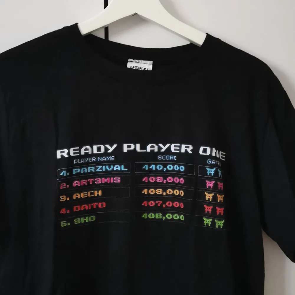 Svart T-shirt med Ready Player One tryck i storlek M (herravdelningen). Köpt på Gamestop. Frakten ligger på 44 kr. . T-shirts.