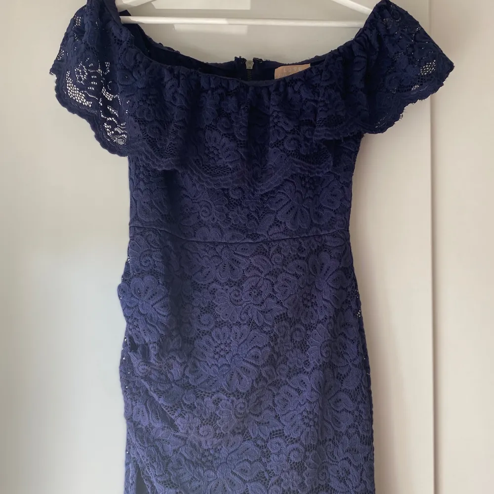 💙Off Shoulder Lace Dress från Nelly, snygg modell som passar supersnyggt och ger fina kurvor. Använt endast 2ggr. Kom gärna med bud. Kan mötas i Stockholm. Klänningar.