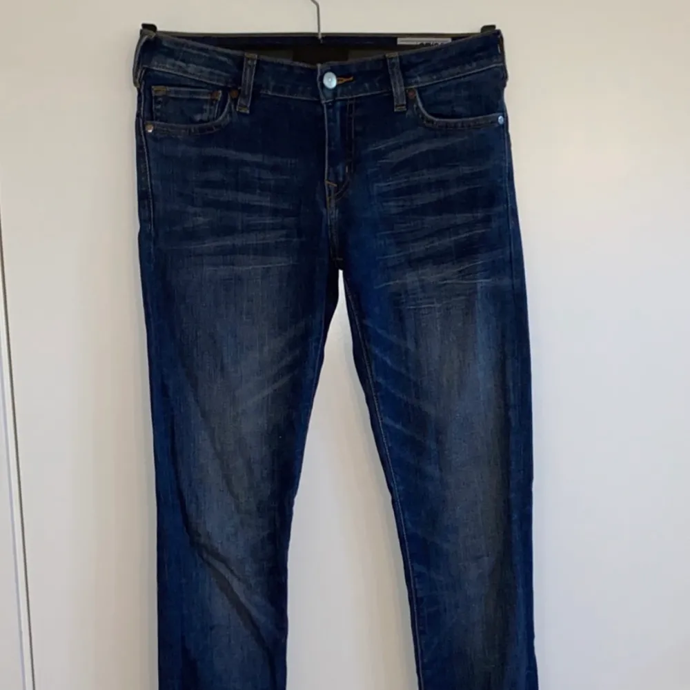 Ett par jeans i storlek 27/32. Jeans & Byxor.