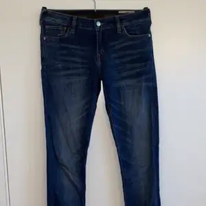 Ett par jeans i storlek 27/32