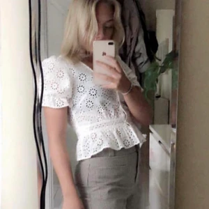 Spets blus - As gullig blus köpt från hm för några år sedan,Den är med tre knappar fram och ganska urringad!Super söta puffärmar och är inte speciellt genomskinlig! Återpublicerar blus pga oseriösa köpare så skriv endast om du vill köpa den! Tack😊 