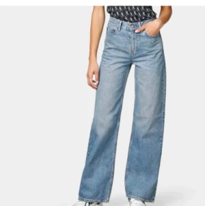 Junkyard jeans - Säljer mina absoluta favvo byxor då de tyvärr blivit för små för mig. De är använda en hel del men de har inga fläckar eller liknande.  Köparen står för frakten!