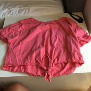 Säljer denna supersnygga rosa tröja. Har haft den i ca 1 år och inte använt den så jätte mycket! Jätte bra sick! Den slutar strax ovanför naveln. Utgångs pris 30, priset kan diskuteras i kommentarerna 