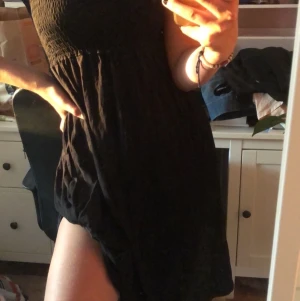 Svart ”strand” klänning - En smickrande klänning från h&m, sitter jätte gulligt över bysten💕💕