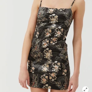 Fin klänning!  - Säljer denna väldigt fina klänning från Urban outfitters pga att den sitter för kort på mig! (Första bilden är lånad) Fralt tillkommer!💗💗 nypris över 500kr