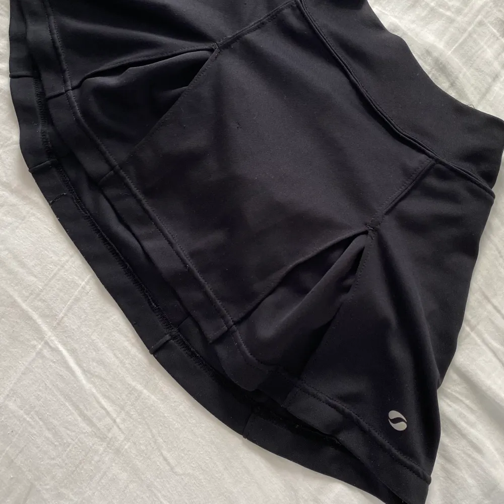 Jättefin kort svart tenniskjol med underskjorts. Den har resår baktill villkor skapar en väldigt fin midja! Säljer då för liten för mig. Frakt: 50 kr. Kjolar.