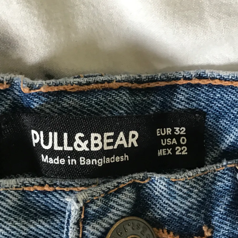 Mom jeans från Pull & Bear som tyvärr blivit försmå, stlk 32, 30kr + frakt. Jeans & Byxor.
