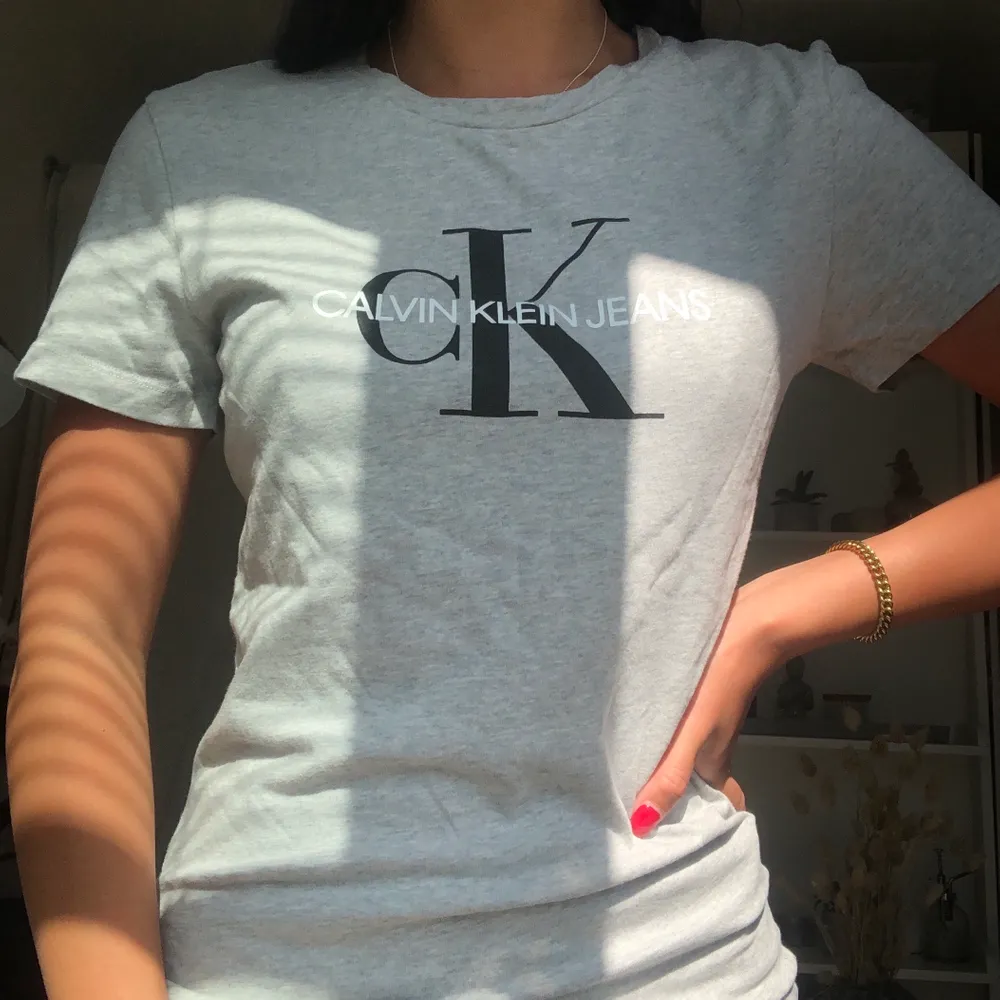 Oanvänd!! Klassisk grå T-shirt från Calvin Klein, storlek S. Väldigt skönt material och bra passform, ganska tunn och lätt. Köparen står för frakten, om inte vi kan mötas upp i Jönköping!🥰. T-shirts.