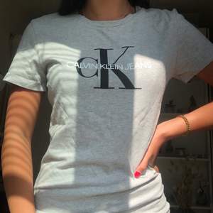 Oanvänd!! Klassisk grå T-shirt från Calvin Klein, storlek S. Väldigt skönt material och bra passform, ganska tunn och lätt. Köparen står för frakten, om inte vi kan mötas upp i Jönköping!🥰