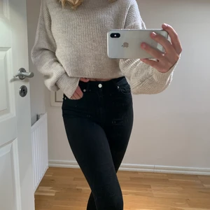 Svart skinny jeans ifrån nakd - Svarta jeans i skinnymodell ifrån nakd, endast använda ett fåtal gånger. I storlek 34 (säljs pågrund utav för små, slitet längst ner. Köparen står för frakten 💕