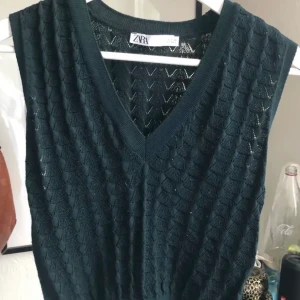Zara väst - Säljer min jättefina väst från zara. Storleken är s.💕💕 tröjan är använd fåtal gånger💕  ledande bud på 230kr💕