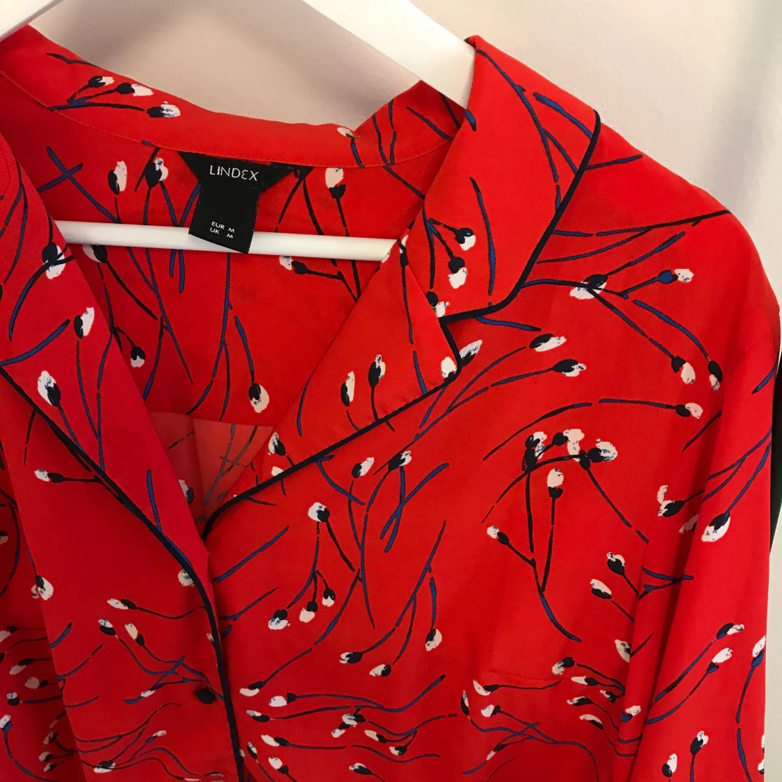 Klarröd skjorta med fina detaljer - 91