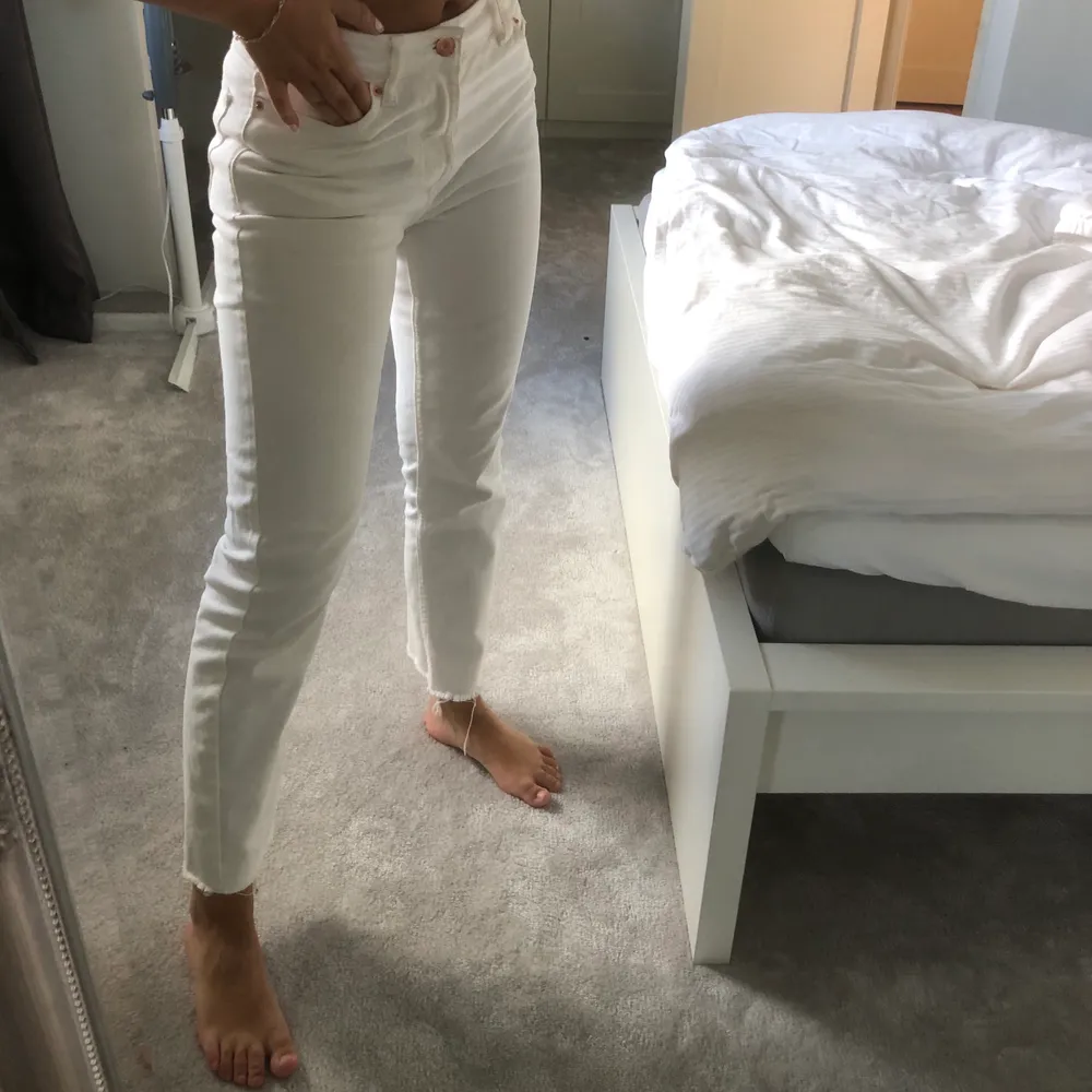 Vita mom jeans från bershka🤍 köparen står för frakten . Jeans & Byxor.