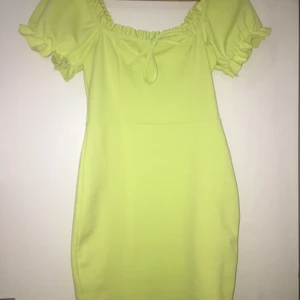 Mini neon klänning  - Säljer min oanvända mini klänning i storlek 38🍋 Är i bra skick! Den är köpt från Missguided. 