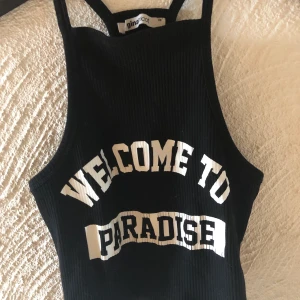 Croppad linne - Svart croppad tanktop från Gina tricot i stl Xs. Använd väldigt lite så i väldigt fint skick. Säljes då den är för liten för mig.