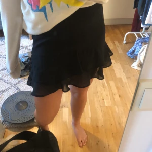 Volangkjol  - Svart volangkjol i storlek xs. Jag har runt storlek S/M och passar i den. Men den är stretchig så passar självklart xs också.