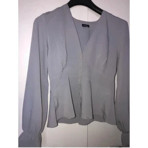 Superfin babyblå blus🦋 - Helt ny blus från Bubbleroom endast testad men är tyvärr för liten för mig.🥺 strl M men passar bättre på en S eller en M med liten byst