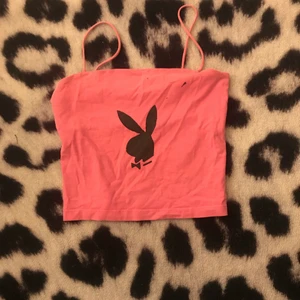 Playboy linne  - Säljer min Playboy linne. Linnet är från Gina tricot men trycket är hemmagjort. OBS!! Lite fläckar efter trycket.