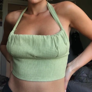 Supersöt topp! - Söt topp i grön manchester (sytt själv)🥰 Lite liten på mig så passar de med a-d kupa skulle jag tro! FRI FRAKT :)