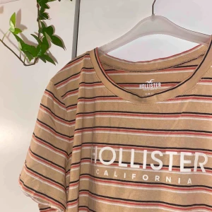  - Jätte gullig tshirt jag köpte från Hollister förra året men har aldrig använt :/ Storlek L men eftersom det är en slim model så är den inte oversized.  Köparen står för frakten ✨