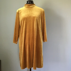 Klänning öppen rygg - Sammetsklänning 