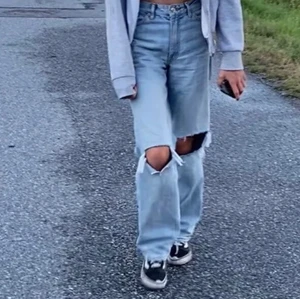 hm - blå vida jeans skit snygga med stora hål vid knäna hjläper en vän                                                     pris kan diskuteras