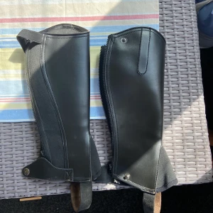 Shortchaps i nyskick! 🤩 - Från Jackson! Dem är i storlek L (kolla sista bild vad det innebär) rekommenderar till någon som har smala vader!  🥰 nypris 239kr  mitt pris: 150 kr + frakt ✨