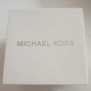 Michael Kors klocka, dam modell. Inköpt för ca 2 år sedan, endast använd 2 gånger. Nyskick.