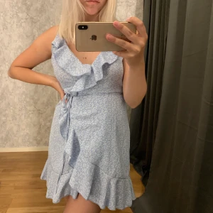 Klänning - Sötaste klänningen aldrig använd! Omlottklänning