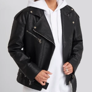 Slutsåld skinnjacka nakd - Supersnygg skinnjacka ifrån hoss x Nakd i stl 36, frakt tillkommer