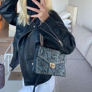 Axelremsväska - En ursnygg axelremsväska med guld detaljer från Mango! Ena fjärilen sitter lite löst men ingenting som syns💓Går att även göra den till en crossover bag! Köparen står för frakten✨