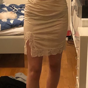 gullig kjol - en gullig kjol köpt på beyond retro, lite spets längts ner och en fin liten ”slits”