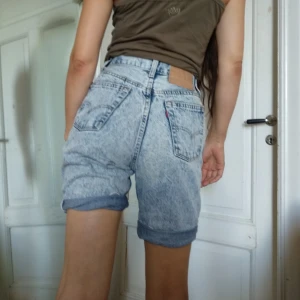Avklippta Levis passar S - Älskade avklippta jeans från Levis. De är vad jag tror strl 26 i midjan o passar S. Klassisk look o skön nyans.