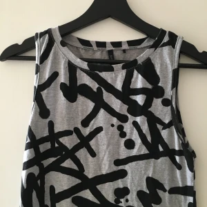 Streetig klänning - Längd strax över knät, stretchig bomull 🌸 plus frakt 36 kr 🌸 samfraktar gärna så kolla gärna min sida ✨🌸