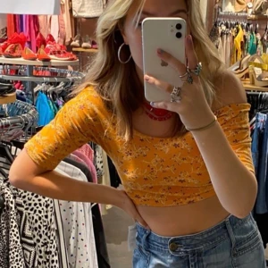 Söt gul tröja  - Säljer denna gula tröja, frakt 44kr💞💞 hör av dig för frågor eller intresse. Om fler är intresserad blir de budgivning kram😇