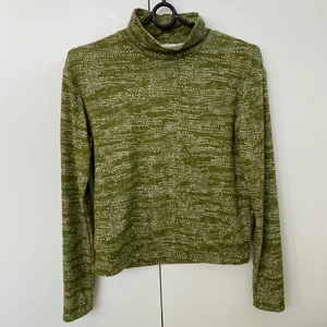 Grön tröja med hög krage - Carin Wester - Säljer denna gröna tröja med vita mönster från Carin Wester. Har även hög krage. Inte använts många gånger alls