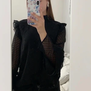 Gullig prickig tröja - Gullig prickig tröja med polokrage perfekt till festligheter!! Väldigt tunn och genomskinlig men har ett extra tyg framtill som ”döljer”. Baksidan är tunnare. Hade lätt behållt om de inte var för att den tog plats. Priset är diskuterbart vid snabb affär💕