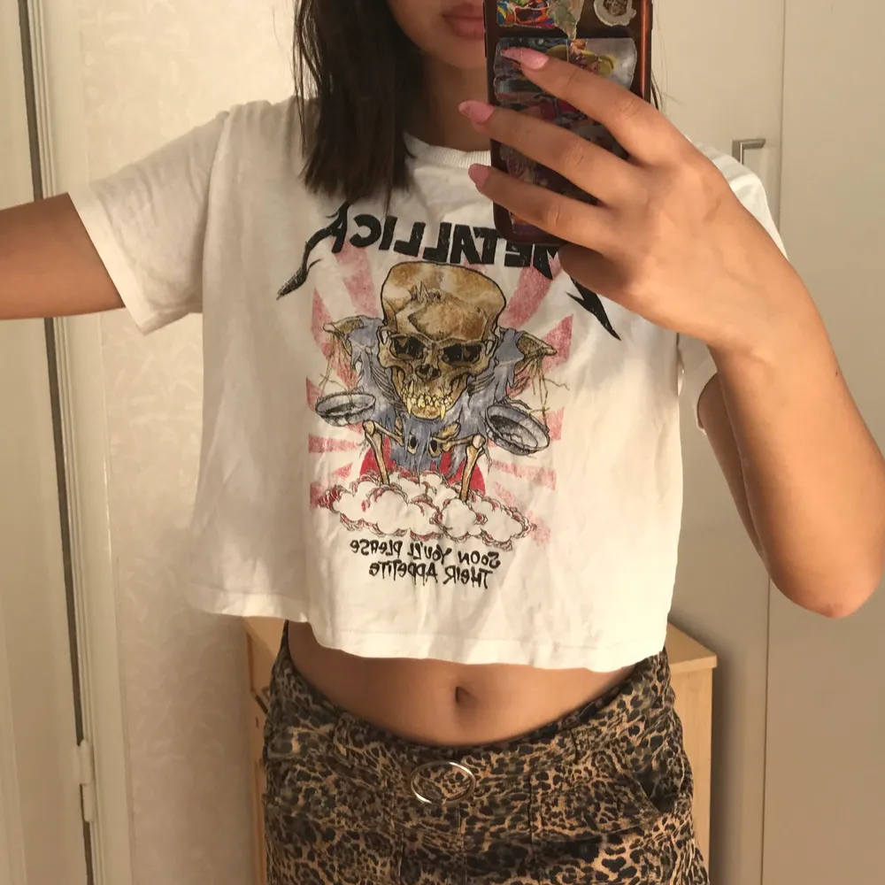 croptop med tryck från hm😼 köpt för ett tag sen å knapp använd . T-shirts.