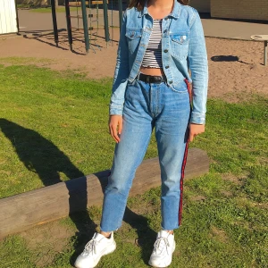 Mom jeans - Säljer mina jättefina mom jeans 👖 dom har som ni ser en röd rand längst med kanten som en fin detalj🥰 De är i storlek M vilket ger en liten lagom baggy fit! Är vanligtvis storlek S så dessa passar er också! Nypris på bikbok: 600kr. Jag säljer dom för endast 120kr + frakt . Pris kan alltid diskuteras💓