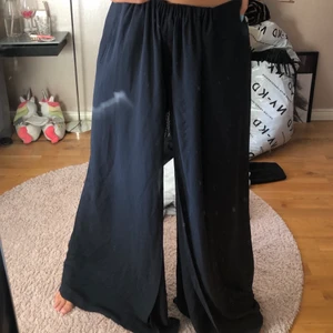 Marinblå Tygbyxa - Säljer mina superfina sköna tygbyxor! Byxorna är som en kjol då det är tyg som ligger över på ett fint sätt. Dom är tyvärr för stora för mig. Skriv för bättre bilder! NYTT SKICK!Pris kan diskuteras!  Frakt 63kr:)♡