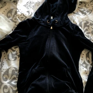 Luvtröja i velour - Säljer min mörkblå luvtröja eftersom den är för liten för mig. Väl använda men fortfarande i bra skick. Frakt 63kr:)♡ 