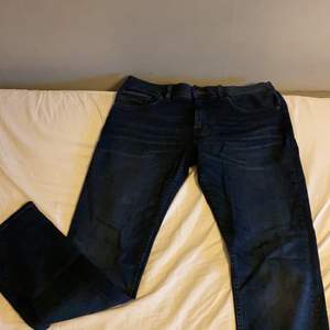 Ett par mörk blå tommy jeans i storlek 32 i modellen denton. Den är endast testade en gång. Kan mötas i Stockholm annars står köpare för frakt. Inköpspris 1200