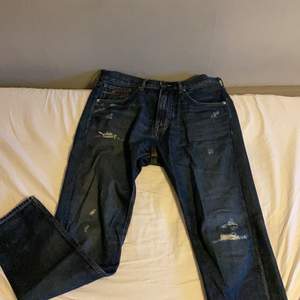 Ett par mörk blåa Tommy jeans i denton modellen som endast är testade, storlek är 32/32 med jätte fin passform. Kan mötas i Stockholm annars står köpare för frakt. Inköpspris 1100