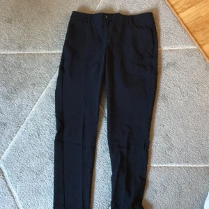 Mörkblå kostymbyxor  - Använda en gång