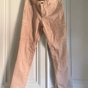 Beige/rosa Filippa K byxor. Passar tight, men är elastiska. Materialet är mjukt. En ficka på varje ben. NEVER WORN
