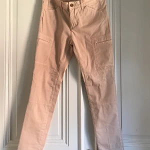 Filippa K militärbyxor  - Beige/rosa Filippa K byxor. Passar tight, men är elastiska. Materialet är mjukt. En ficka på varje ben. NEVER WORN