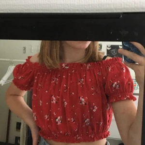 blommig off shoulder tröja - aldrig använd och i väldigt bra skick ❤️ (lappen är avklippt men köpt på h&m)