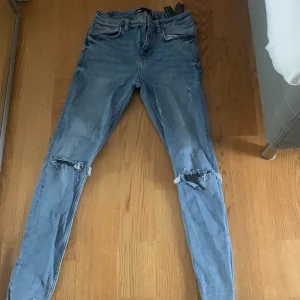 Jeans zara - Säljer dehär jeansen från zara, använda ett fåtal gånger. Jättefina och stretchiga❣️ 