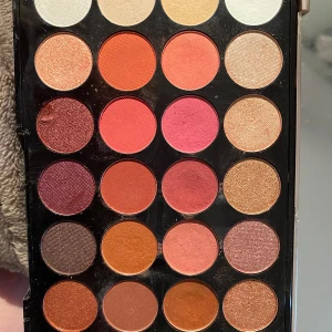 Revolutionen pallet  - Den är lite använd men de finns många färger som inte är använda. Frakten 39kr 